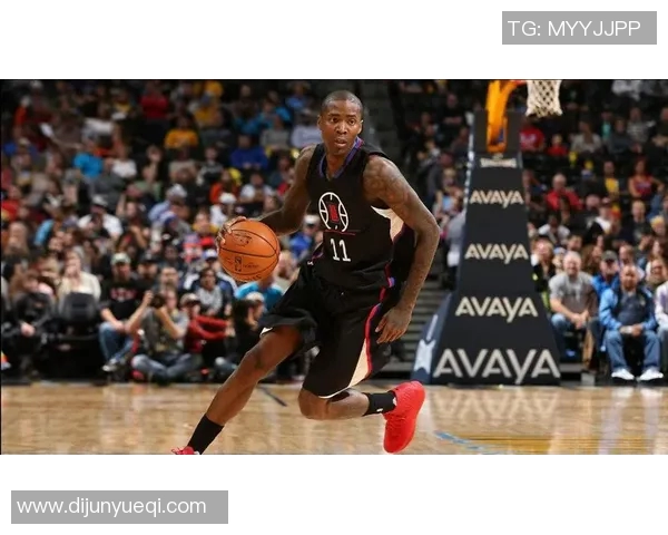 足球巨星意外现身乡村野球场引发球迷热烈围观与欢呼